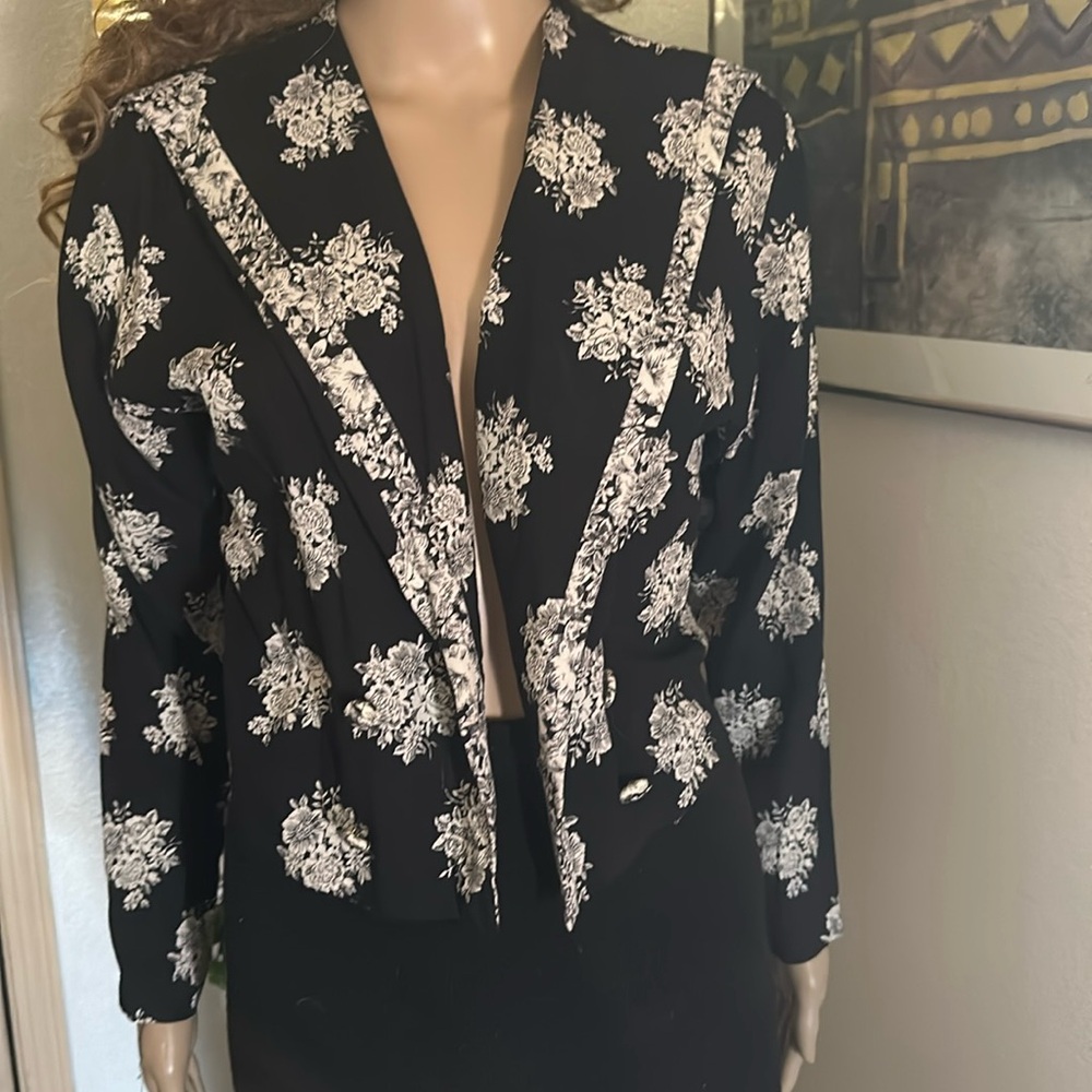 Jacket women’s black with flowers Sz lg